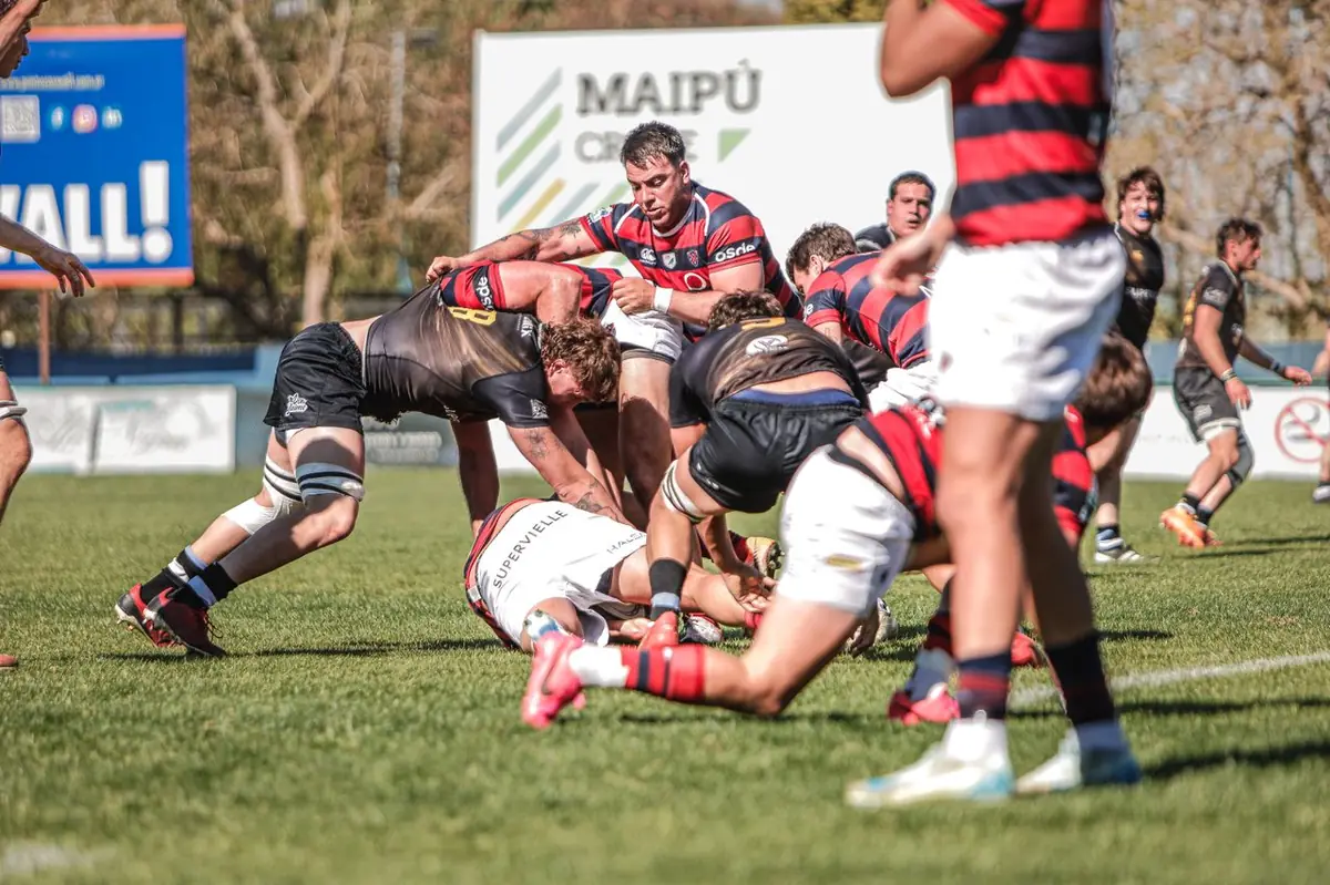 Joueur de rugby en position de plaquage lors d'un match