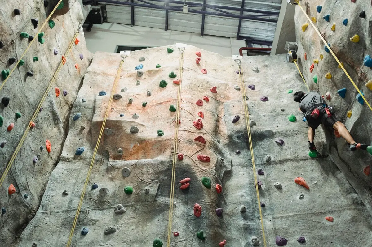 Grimpeur sur une paroi rocheuse en escalade